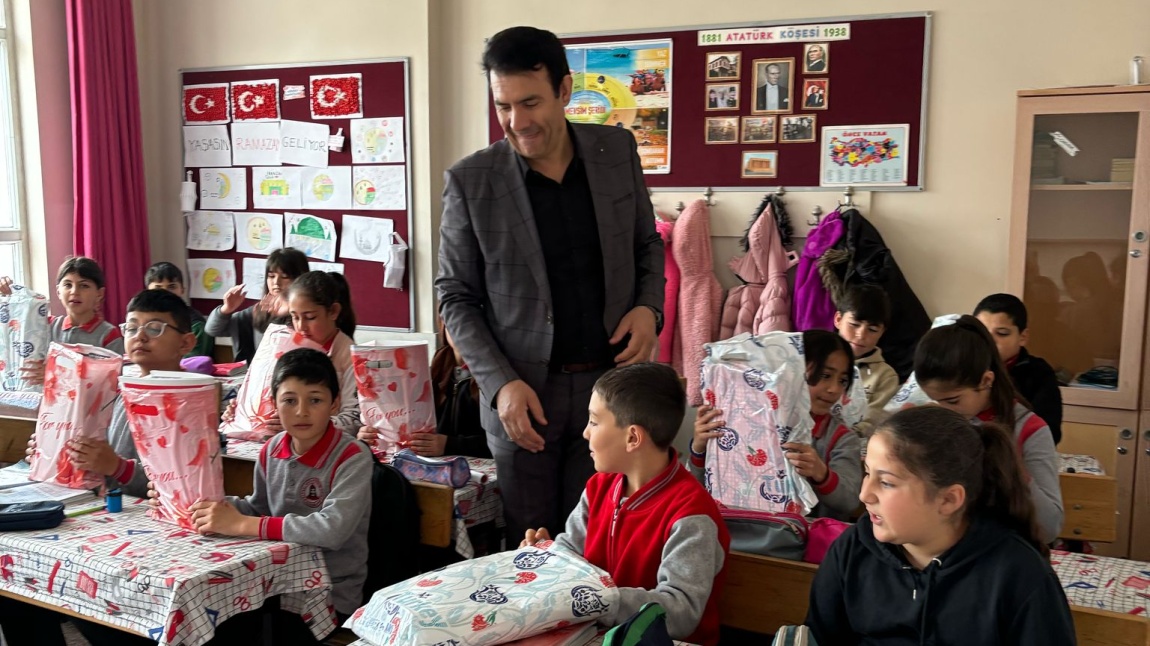 Okulumuza bayram sevinci erken geldi. Okul müdürümüz Şeref Subaşı önderliğinde çocuklarımızın tamamına bu bayram  kırtasiye malzemesi hediye edildi...