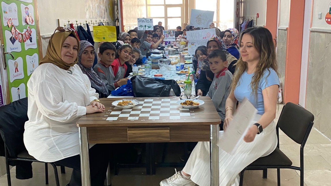 AİLE OKULUM PROJESİ KAPSAMINDA OKULUMUZDA GERÇEKLEŞTİRİLEN KURU FASULYE PİLAV ŞENLİĞİNDEN FOTOĞRAF KARELERİ